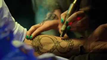 Tattoo of Takeshi Kovacs (Will Yun Lee) and logo of Altered Carbon 1x01