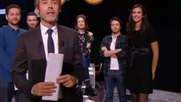 El vestido negro con cinturón para atar a la cintura de Lilia Hassaine en Quotidien del 22/02/2018