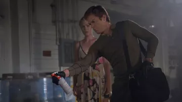 The t-shirt khaki round neck of Dexter Morgan (Michael C. Hall) in Dexter S05E06