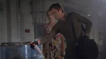 The t-shirt khaki round neck of Dexter Morgan (Michael C. Hall) in Dexter S05E06