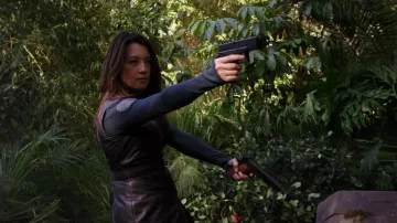 Chaleco de cuero azul usado por Melinda May (Ming-Na) como se ve en Agents of S.H.I.E.L.D. S01E02