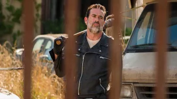 Chaqueta de cuero con cremallera usada por Negan (Jeffrey Dean Morgan) como se ve en los trajes de la serie de televisión The Walking Dead (Temporada 7 Episodio 4)