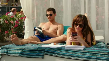 The mobile phone Under Anastasia Steele (Dakota Johnson) in Fifty shades lighter