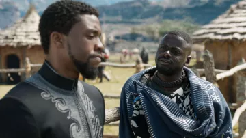 Black Panther / T'­Challa (Chad­wick Bo­se­man) black tunic in Black Pan­ther