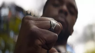 Black Panther / T'­Challa (Chad­wick Bo­se­man) Wakanda king ring as seen in Black Pan­ther