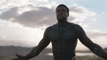 Black Panther / T'­Challa (Chad­wick Bo­se­man) bracers and necklace in Black Pan­ther