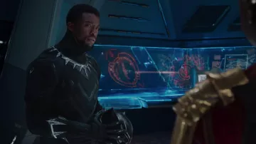 Black Panther / T'­Challa (Chad­wick Bo­se­man) claws as seen in Black Pan­ther