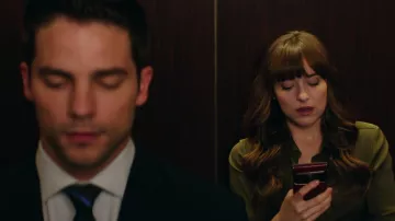 The mobile phone Under Anastasia Steele (Dakota Johnson) in Fifty shades lighter