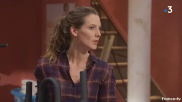 La camisa a cuadros de Estelle Cantorel (Elodie Varlet) en Plus Balle La vie S14E3480