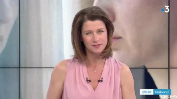 Le top en satin rose de Carole Gaessler dans Le journal du 19/20 du 20/02/2018