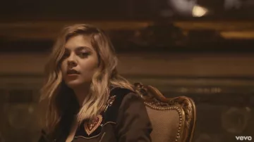 La veste bombers kaki brodée de Louane dans le clip Immobile