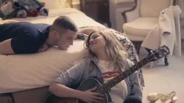La camiseta More Love, Love More de Louane en el clip Immobile