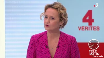 El vestido de seda rosa de Caroline Roux en Télématin del 05/02/2018