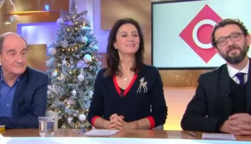 Le pull marine col V de Marion Rugierri dans C à vous du 15/12/2017