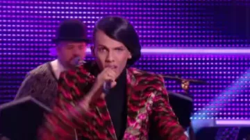 The jacket Moasert scope by Stromae (his double female) for its All the same in The Grand Journal Friday, November 15, 2013