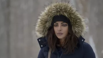 Le blouson bleu avec col fourrure de Alex Parrish (Priyanka Chopra) dans Quantico (S01E14)