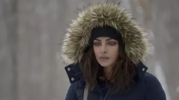 Le blouson bleu avec col fourrure de Alex Parrish (Priyanka Chopra) dans Quantico (S01E14)
