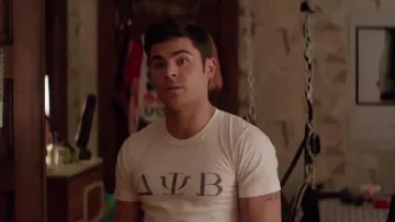 Camiseta "delta psi beta" de Teddy Sanders (Zac Efron) en Our Worst Neighbors