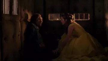 El pendiente de Belle (Emma Watson) en la película La Bella y la Bestia (2017)