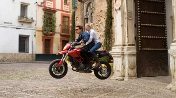 La moto Aprilia SXV 550 (pour une Ducati Hypermotard) pilotée par Roy Miller (Tom Cruise) dans Night and Day