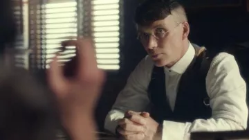 La chemise blanche 'tunic collar' de Thomas Shelby (Cillian Murphy) dans Peaky Blinders S04E03