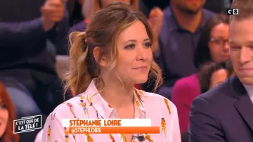 The printed shirt woman painted by Stéphanie Loire in It is that the television in the 19/02/2018