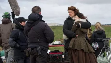 Le manteau avec fourrure blanche de Claire Fraser (Caitriona Balfe) dans Outlander S01E04