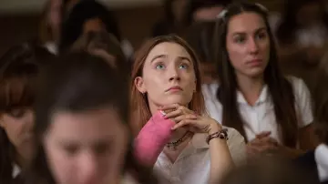 Le bracelet Yin y Yang de Christine McPherson (Saoirse Ronan) dans Lady Bird