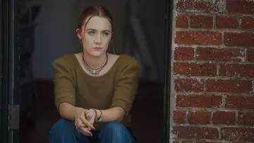 Suéter caqui de manga corta de Christine McPherson (Saoirse Ronan) en Lady Bird