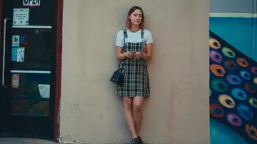 La robe tablier à carreaux de Christine McPherson (Saoirse Ronan) dans Lady Bird
