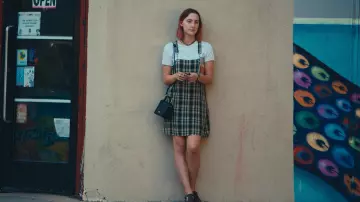 Vestido de delantal a cuadros de Christine McPherson (Saoirse Ronan) en Lady Bird