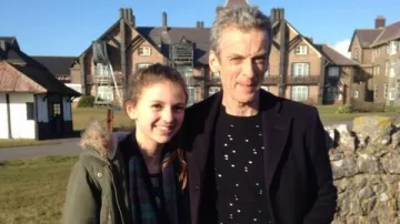 Le pull noir troué de Peter Capaldi sur une photo de fan