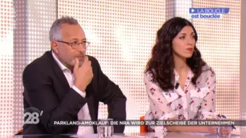 The white shirt with printed cherries of Emilia Chaudet in 28 minutes of 26/02/2018