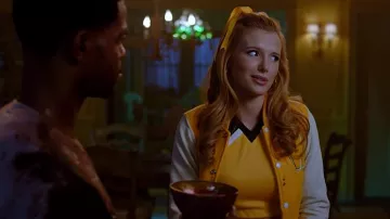 The jacket school yellow Allison (Bella Thorne) in The babysitter