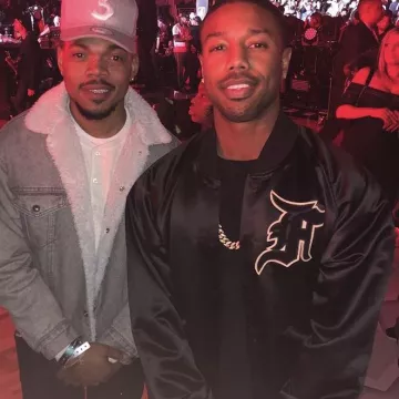 The bomber noir Fear of God worn by Michael B. Jordan for a preview of Black Panther