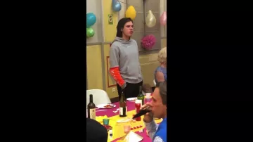 Le hoodie Avnier gris et orange d'Orelsan dans le clip Défaite de famille