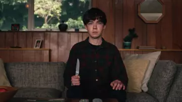 La chemise à carreaux de James (Alex Lawther) dans The end of the fucking world S01E01