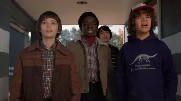 Le blouson beige à col sherpa de Lucas Sinclair (Caleb McLaughlin) dans Stranger Things Saison 2 Episode 1