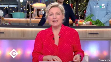 La camisa roja de lunares de Anne-Elisabeth Lemoine en C à vous del 28/02/2018