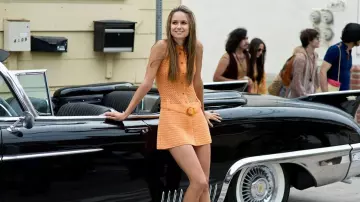 La robe saumon trapèze 70's de Shasta Fay Hepworth (Katherine Waterston) dans Inherent Vice