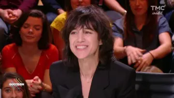 The blazer Yves Saint Laurent worn by Charlotte Gainsbourg during his interview in the issue Daily