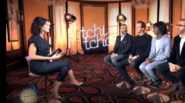 Les escarpins métallisés de Laurie Cholewa dans Tchi tcha du 26/02/2018
