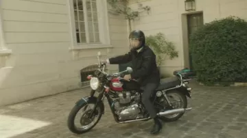 La motocicleta Triumph Bonneville T100 de Cyril Balsan (Hugo Becker) en Baron Noir S01E01