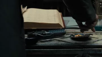 Officer K's (Ryan Gos­ling) blaster pistol gun in Blade Run­ner 2049