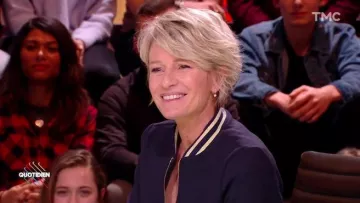 Le blouson Teddy bleu de Sophie Davant dans l'émission Quotidien du jeudi 1er février