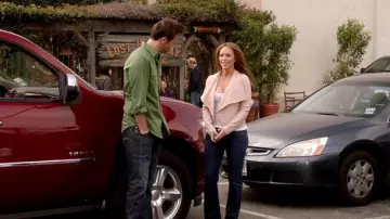 The pink jacket with flaps of Riley Parks (Jennifer Love Hewitt) in the Client List S01E05