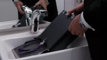 La montre Omega Seamaster Planet Ocean 600M de James Bond (Daniel Craig) dans Quantum of solace