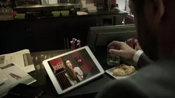 The tablet Apple iPad white Philippe Rickwaert (Kad Merad) in Baron Black S01E03