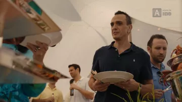 Le polo bleu marine Ralph Lauren de Hank Azaria (Frank DiPascali) dans El mago de la mentira