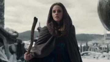 El cabo de Bella (Emma Watson) en La Bella y la Bestia (2017)